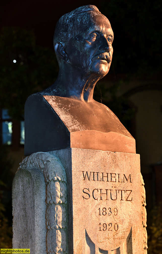 Berlin Mitte Büste von Wilhelm Schütz (1839-1923). Ehemals Rektor Tierärztliche Hochschule. Geschaffen 1922. Campus Humboldt Universität