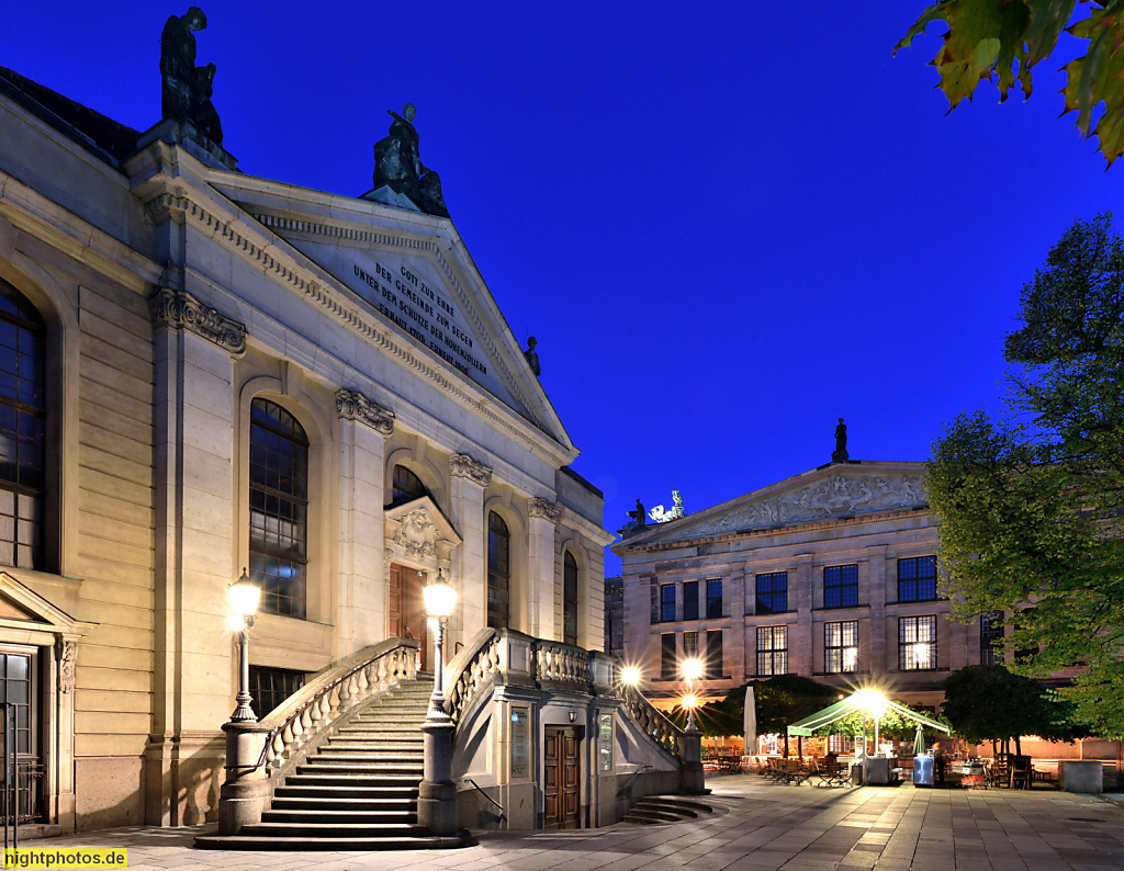 Berlin Mitte Französische Friedrichstadtkirche erbaut 1701-1705 und Konzerthaus Berlin erbaut 1821 von Karl Friedrich Schinkel als Königliches Schauspielhaus