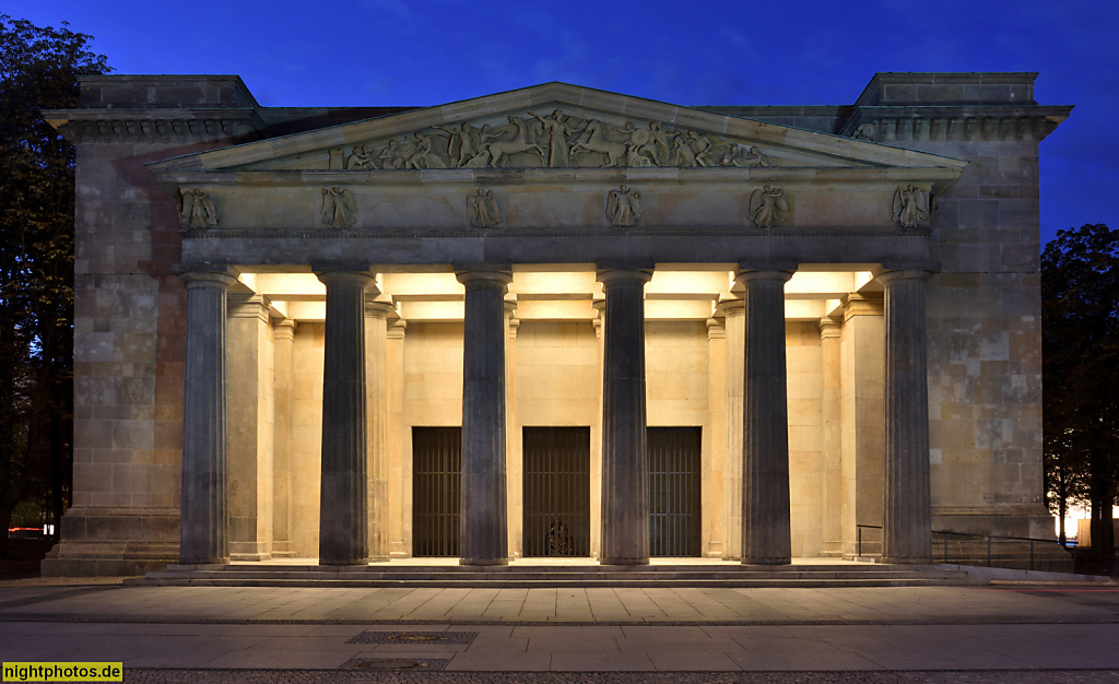 Berlin Mitte Neue Wache Gedenkstaette erbaut 1816-1818 von Karl Friedrich Schinkel und Salomo Sachs im Klassizismus