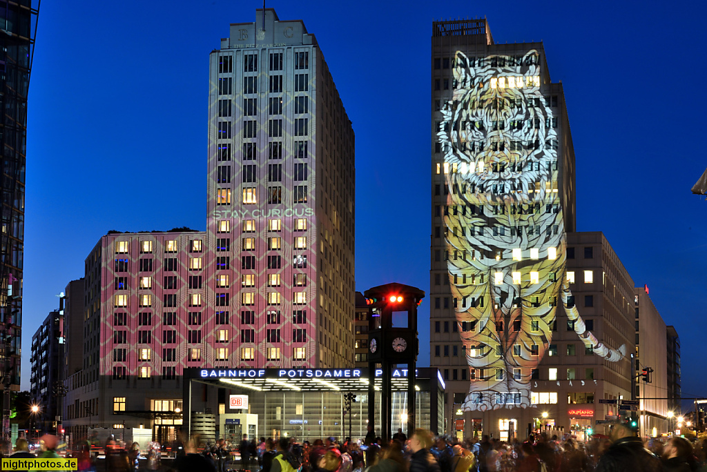 Berlin Tiergarten Potsdamer Platz Bahnhof. Beisheim Center eröffnet 2004. Ritz-Carlton Hotel. Bürohochhaus Parkside Apartments. Historische Ampel