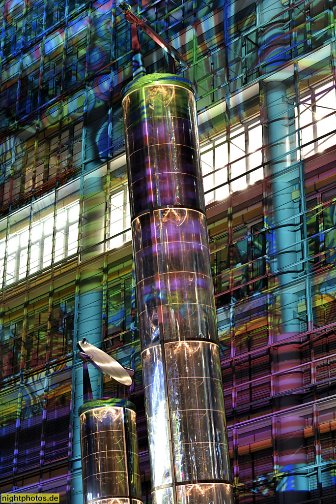Berlin Tiergarten Potsdamer Platz Lichtröhren vor Lichtprojektion am Forum Tower beim Festival of Lights