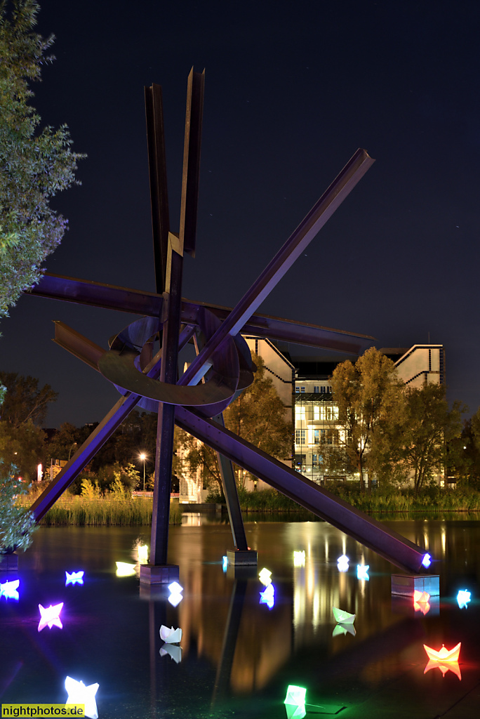 Berlin Tiergarten Potsdamer Platz Piano-See mit Plastik 'Galileo' von Mark di Suvero 1996 vor GIZ-Haus mit Lichtkunst