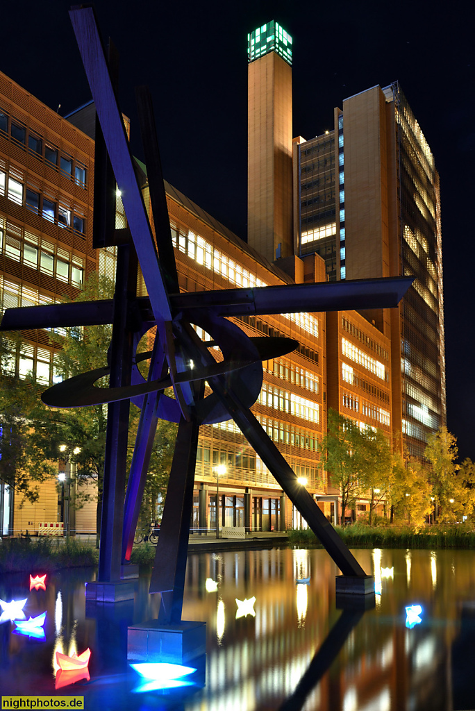 Berlin Tiergarten Potsdamer Platz Piano-See mit Plastik 'Galileo' von Mark di Suvero 1996 vor Atrium Tower ehemals DEBIS