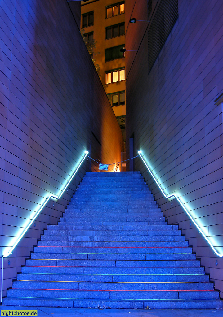 Berlin Mitte Tiergarten Geschäfts- und Wohnhaus mit italienischer Treppe erbaut 1996-1998 von Renzo Piano und Christoph Kohlbecker beim Festival of Lights. Alte Potsdamer Straße 9-11
