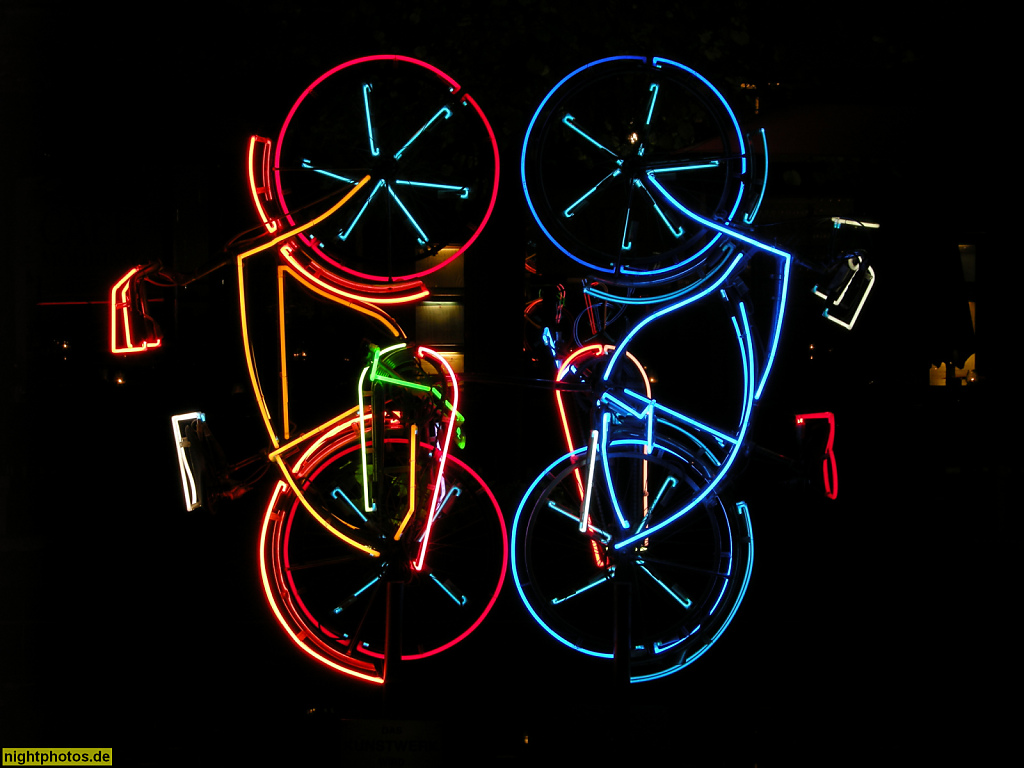 Berlin Tiergarten 'Riding Bikes' von Robert Rauschenberg vor Haus Huth am Potsdamer Platz beim Festival of Lights