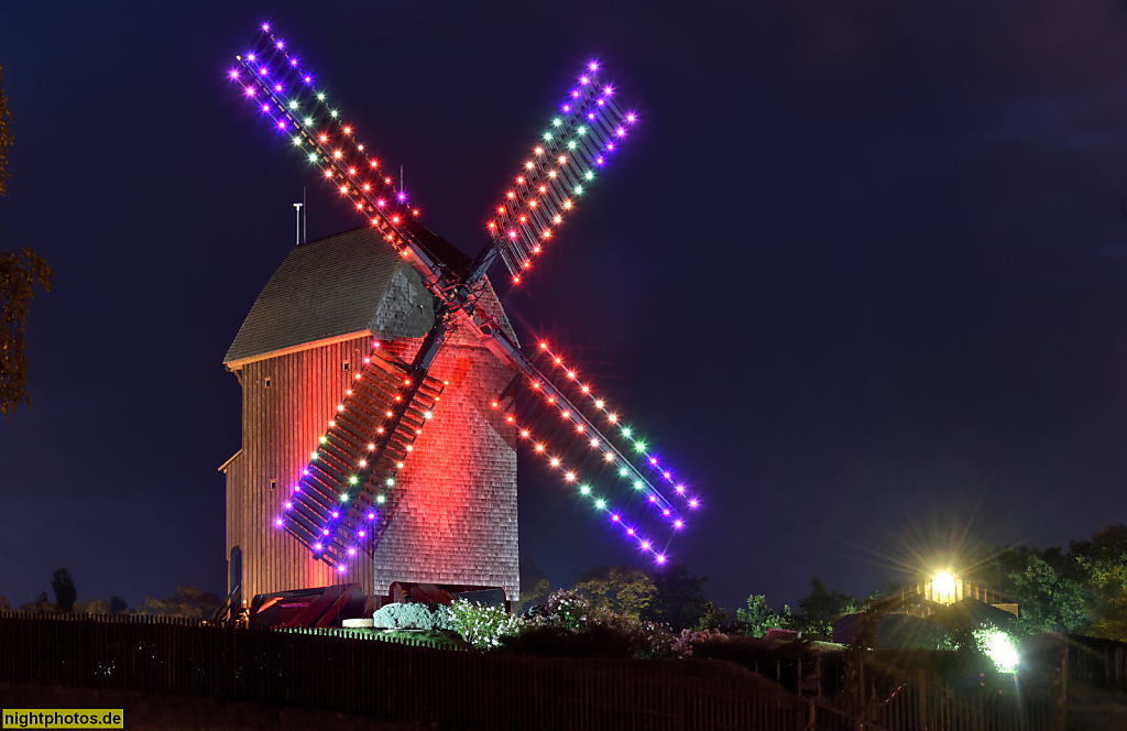 Berlin Marzahn Bockwindmühle seit 1815. Nachbau von 1993-1994. Illuminiert beim Festival of Lights