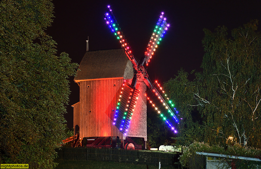 Berlin Marzahn Bockwindmühle seit 1815. Nachbau von 1993-1994. Illuminiert beim Festival of Lights