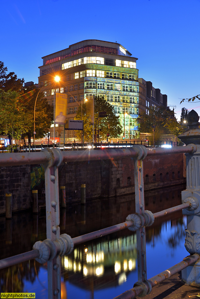 Berlin Mitte Tiergarten Loeser und Wolff-Haus am Landwehrkanal erbaut 1929 von Albert Biebendt. Illuminiert beim Festival of Lights