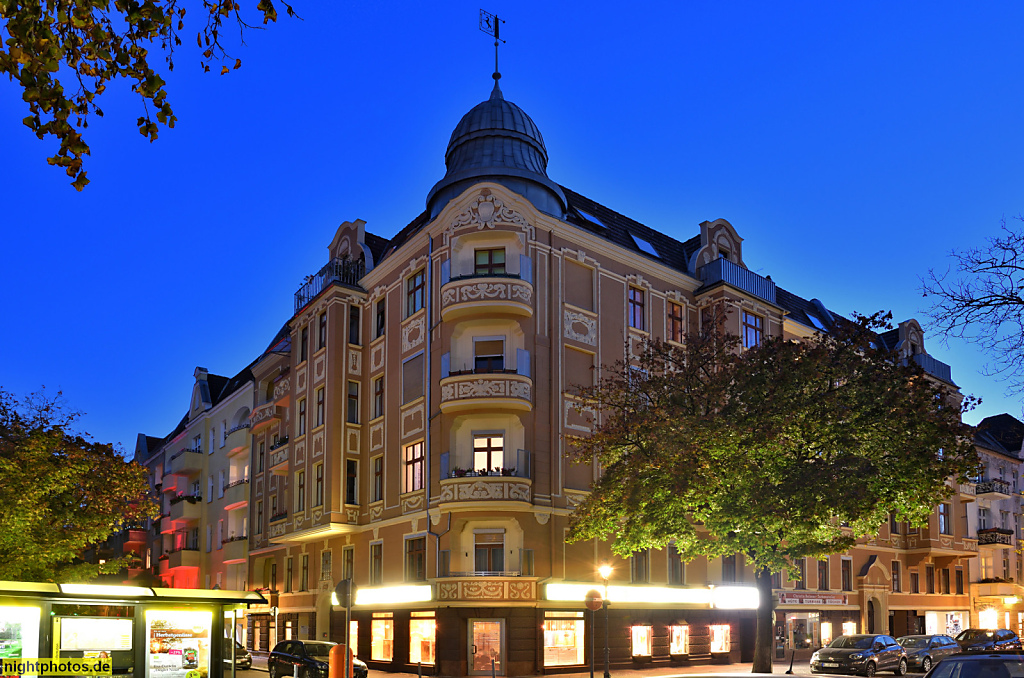 Berlin Tegel Altbau mit Zwerchhausgiebeln Erkern und Eckturm mit Turmhaube in der Grussdorfstrasse 19