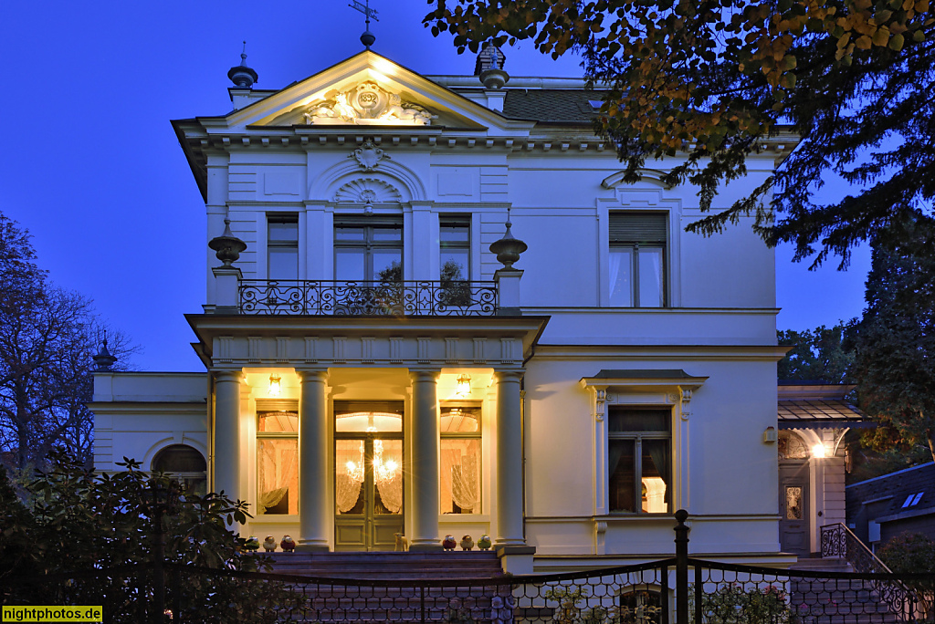 Berlin Lichterfelde Haus Aron. Villa erbaut 1892 von A Schuetz fuer Jaques Aron mit Villengarten. Baudenkmal und Gartendenkmal