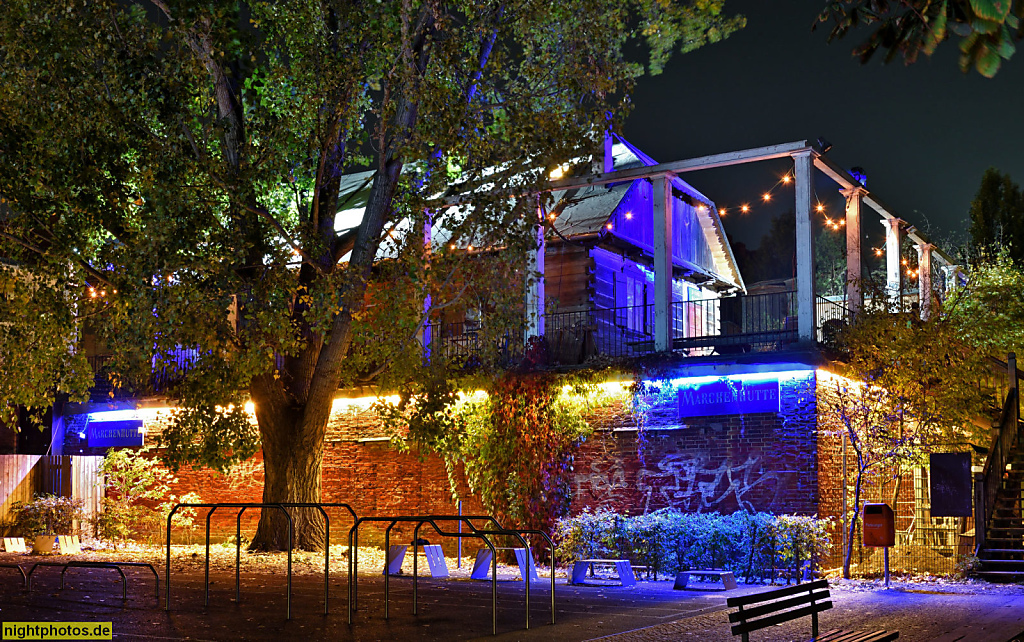 Berlin Mitte Monbijou Theater Märchenhütte erbaut 2007 auf einem Bunkerdach im Monbijoupark an der Spree.