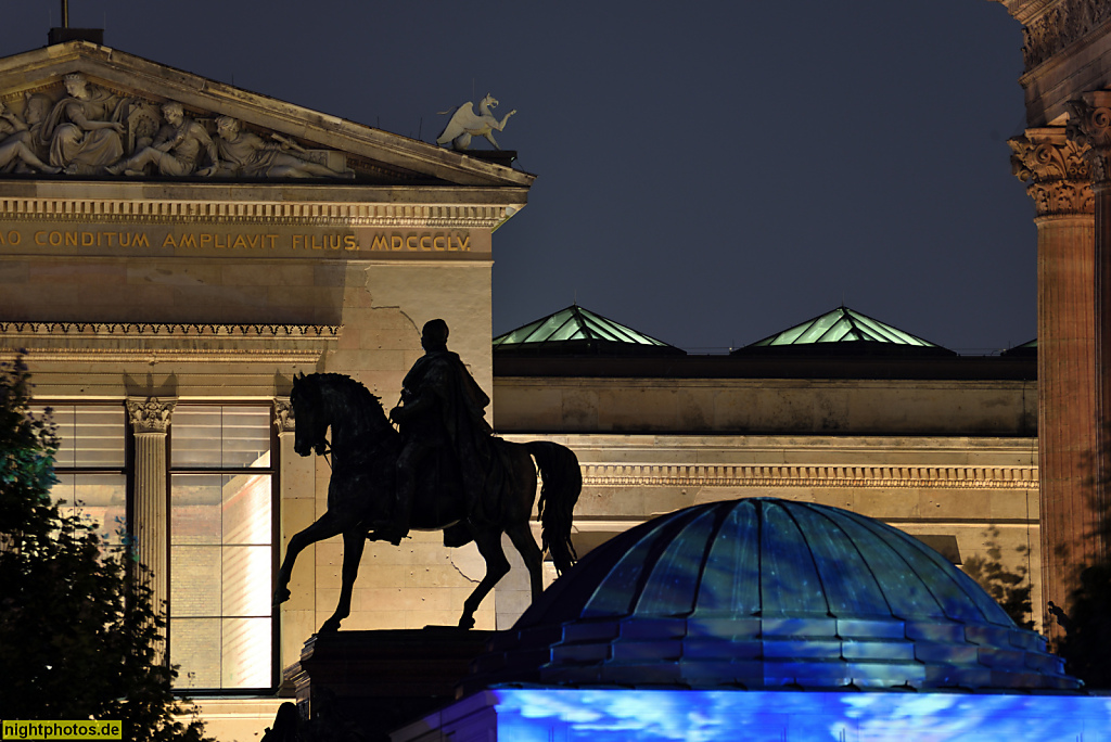Berlin Mitte Neues Museum erbaut 1843-1855 und Alte Nationalgalerie erbaut 1867-1876 von Friedrich August Stüler illuminiert beim Festival of Lights