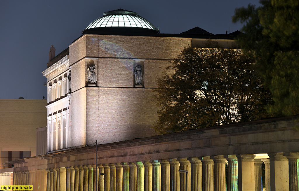 Berlin Mitte Neues Museum erbaut 1843-1855 von Friedrich August Stüler. Arkaden