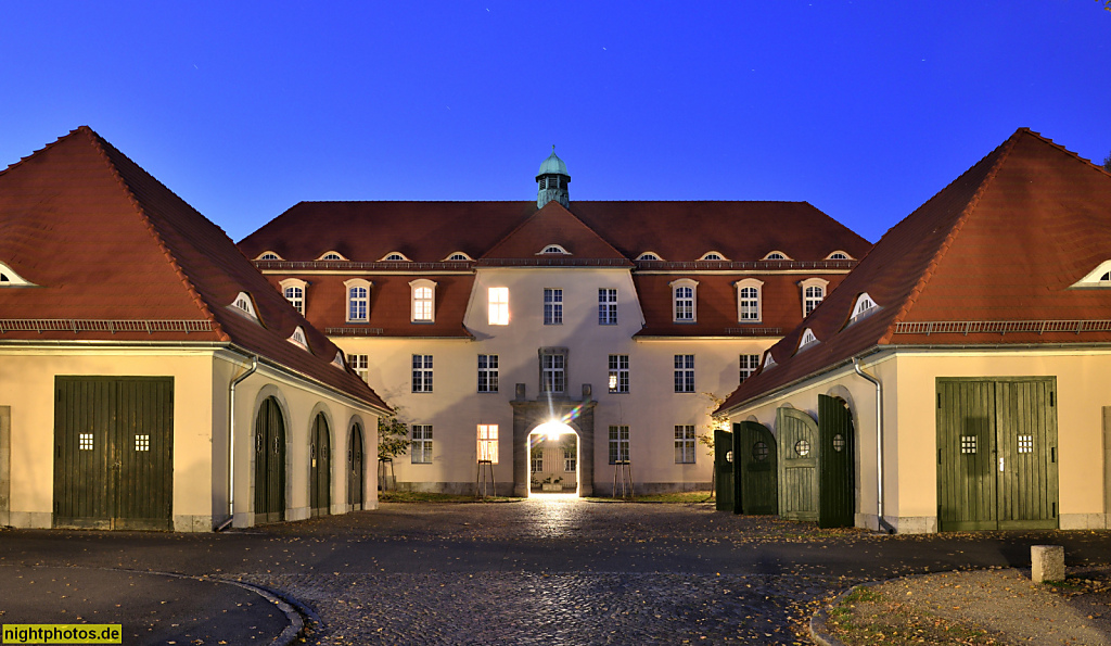 Berlin Buch Ludwigpark H19 H14 H20 Wohnanlage erbaut als Alte-Leute-Heim 1905-1909 von Ludwig Hoffmann. Zentralhaus ehemaliges Wirtschaftshaus