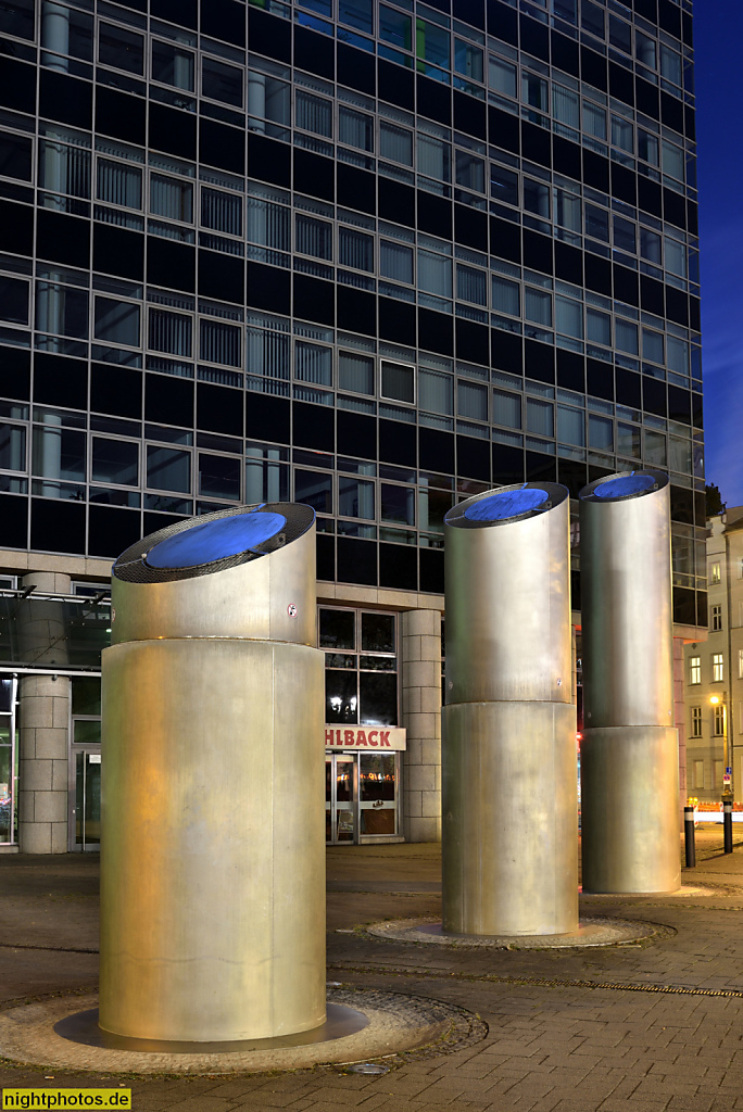 Berlin Friedrichshain Allianz-Hochhaus erbaut 1997 Karl-Marx-Allee 90a. Lüftungsrohre