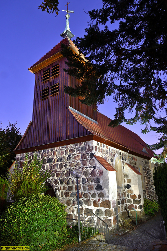 Berlin Spandau Dorfkirche Gatow erbaut im 14. Jahrhundert aus Feldsteinen. Dachturm erbaut 1844-1846