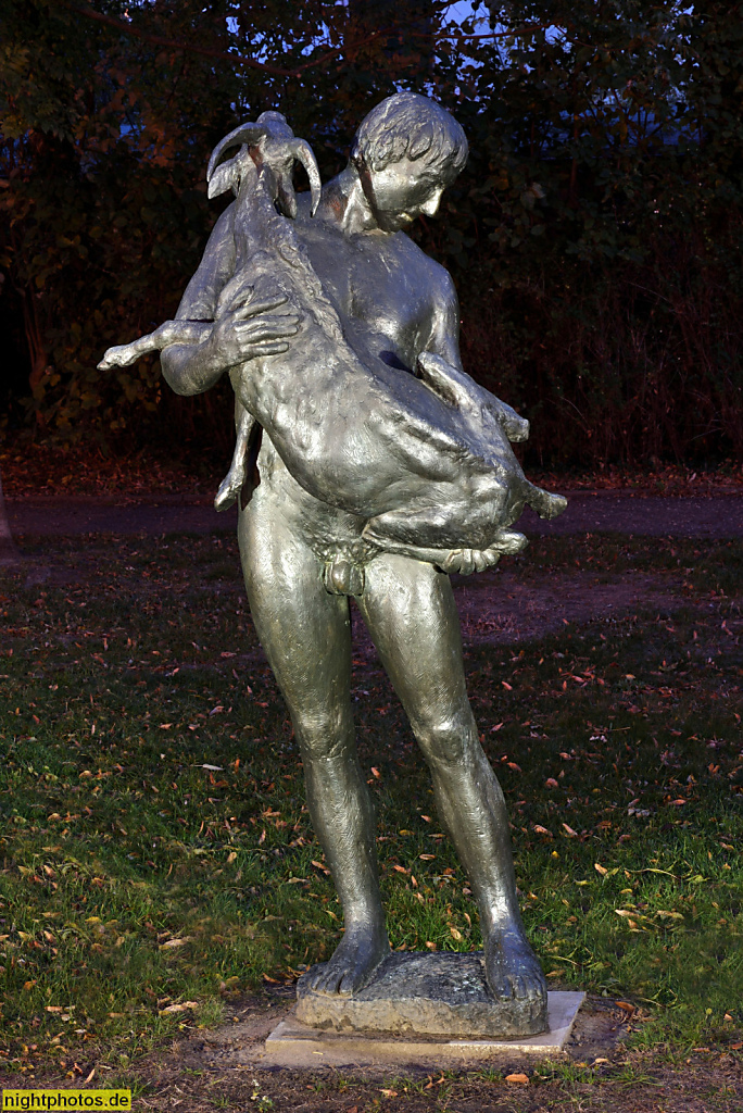 Bernau Goethepark Skulptur 'Mann mit Ziege' von Friedrich Schötschel 1989 in Bronze. Ehemals Waldsiedlung Bernau. Hier aufgestellt 2014