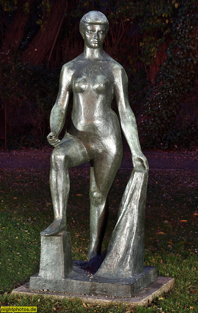 Bernau Goethepark Skulptur 'Grosse Schwimmerin' von René Graetz 1958 in Bronze. Ehemals Waldsiedlung Bernau. Hier aufgestellt 2014