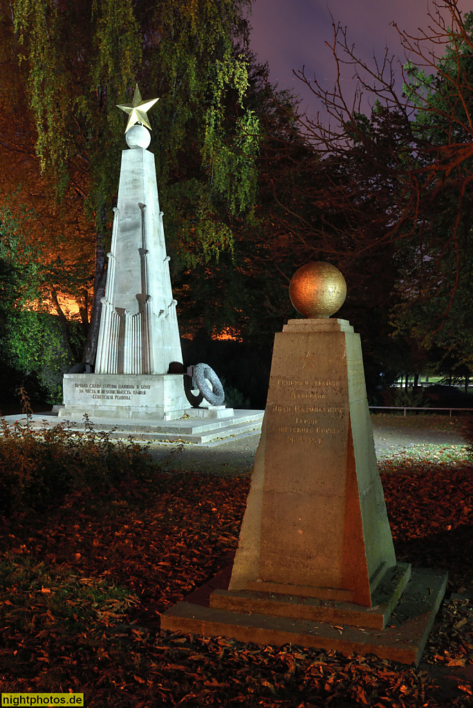 Bernau Ehrenfriedhof für Gefallene der Roten Armee. Errichtet 1947. Entwurf v Professor Lauermann. Obelisken. Sowjetstern