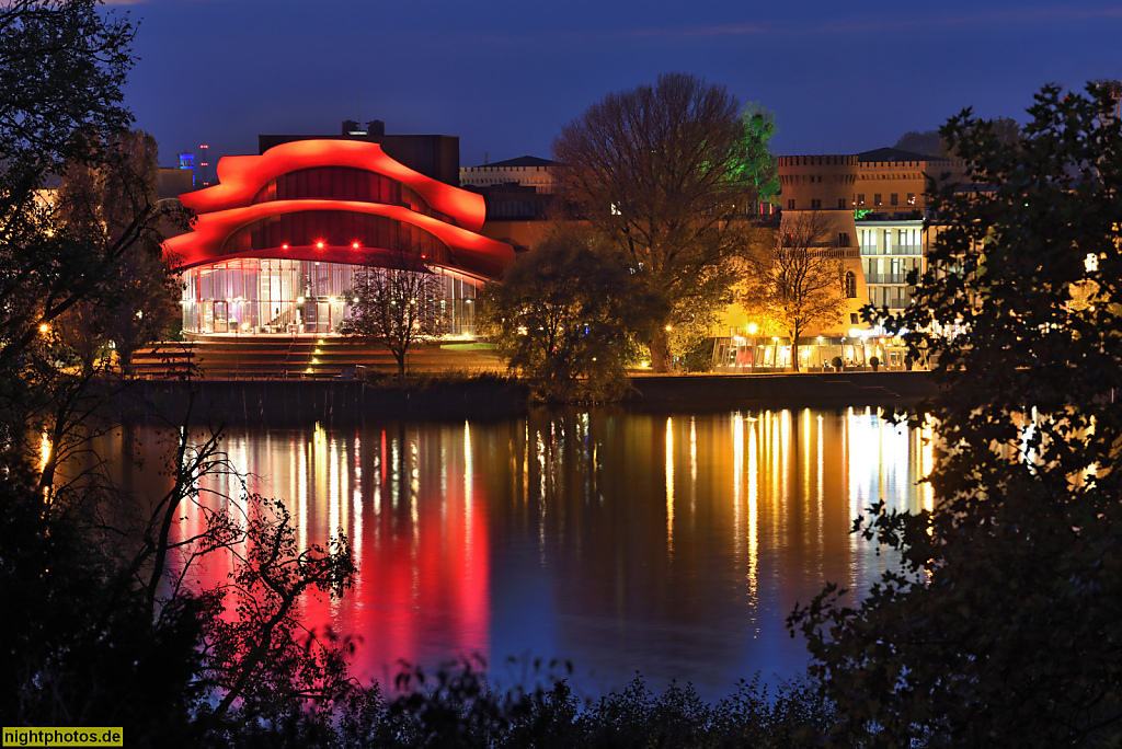 Potsdam Hans-Otto-Theater erbaut 2006 von Paul und Gottfried Böhm. Rechts Zichorienmuehle erbaut 1786-1800 von Ludwig Ferdinand Hesse in der Schiffbauergasse