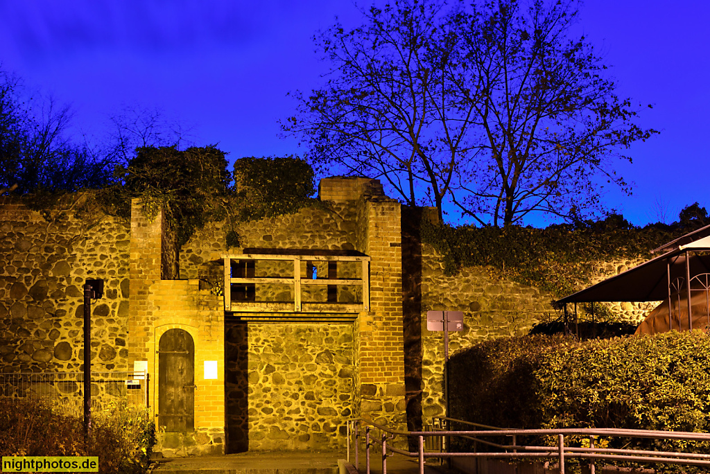 Bernau Stadtmauer hinter Kantorhaus. Erbaut ab 1286 aus Feldsteinen