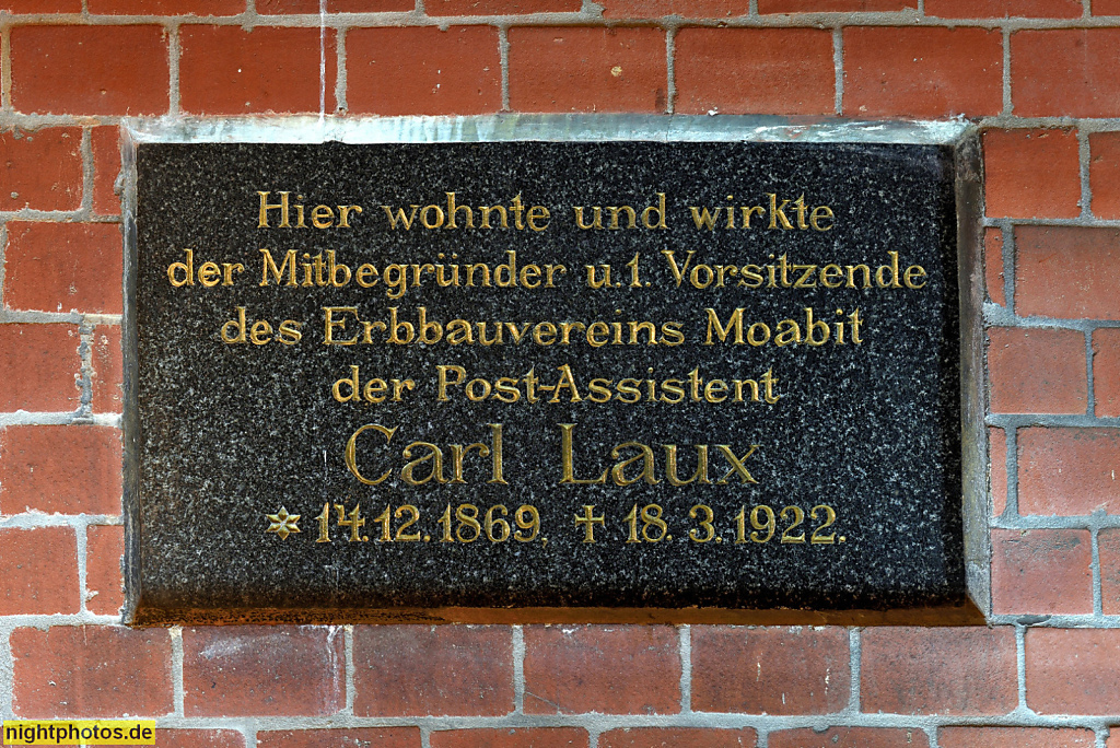 Berlin Wedding Gründungshaus Erbbauverein Moabit erbaut 1907 in der Sprengelstrasse. Gedenktafel für Gründer Carl Laux