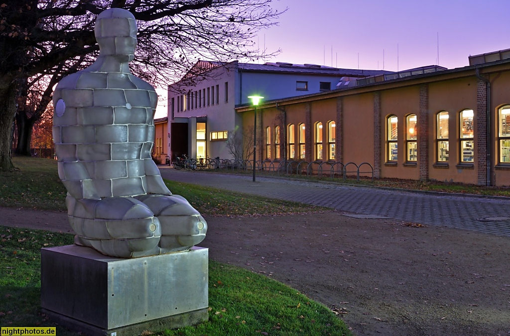 Potsdam Babelsberg Griebnitzsee Hasso-Plattner-Institut Universitätsbibliothek. Skulptur Mr. Net von Bildhauer Jaume Plensa