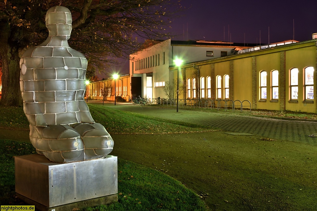 Potsdam Babelsberg Griebnitzsee Hasso-Plattner-Institut Universitätsbibliothek. Skulptur Mr. Net von Bildhauer Jaume Plensa