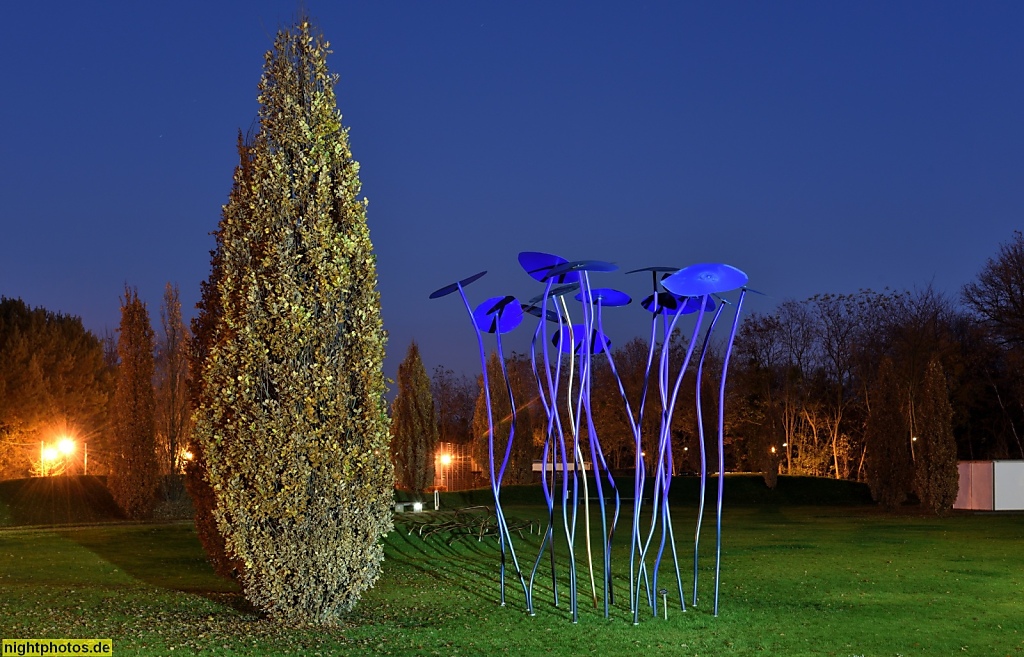 Potsdam Babelsberg Campus Griebnitzsee Hasso-Plattner-Institut Campus eröffnet 2001. Kunstwerk 'Kapuzinerkresse blau' von Peter Lindenberg am neuen Hauptgebäude