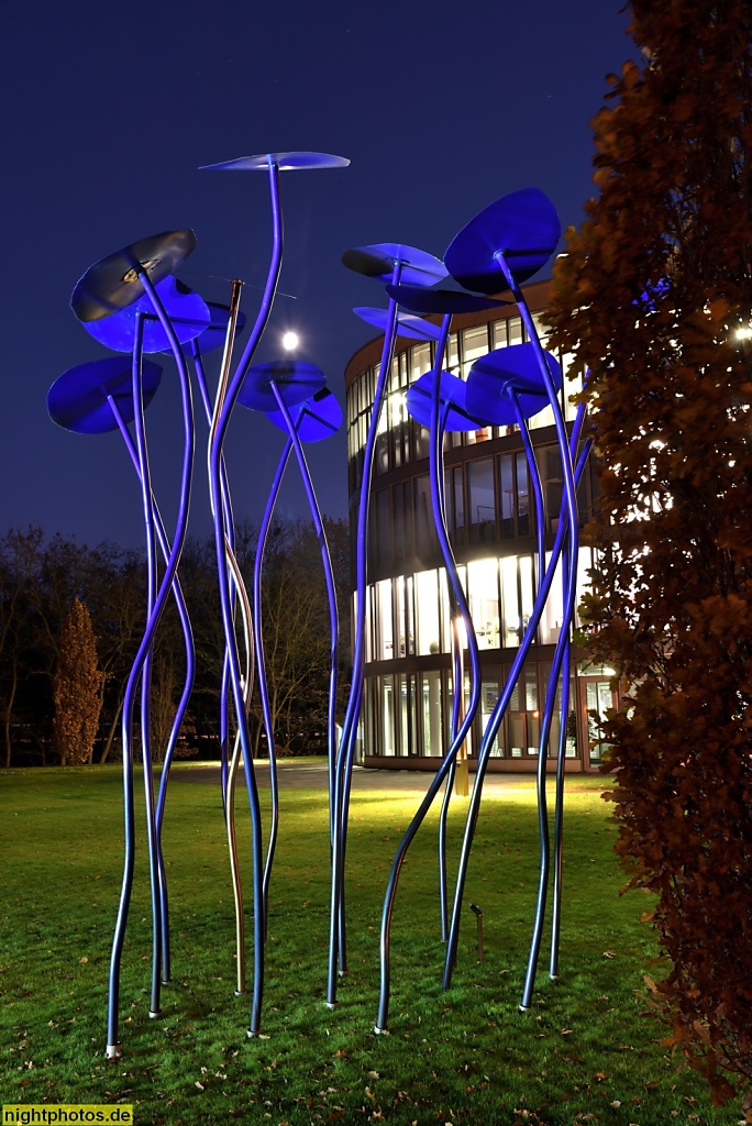 Potsdam Babelsberg Campus Griebnitzsee Hasso-Plattner-Institut Campus eröffnet 2001. Kunstwerk 'Kapuzinerkresse blau' von Peter Lindenberg am neuen Hauptgebäude