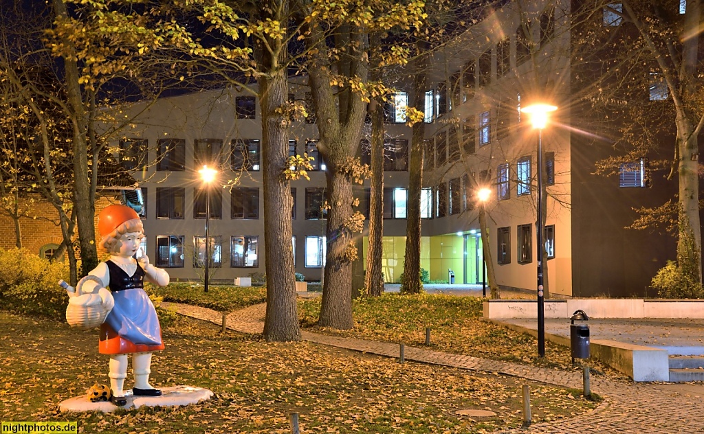 Potsdam Babelsberg Campus Griebnitzsee Universität Haus 7 mit Rotkäppchen
