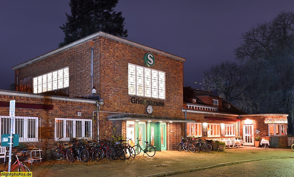 Potsdam Babelsberg Bahnhof Griebnitzsee erbaut 1931 von Günter Lüttich. Empfangsgebäude mit Gaststätte 'Zweihunderteins'