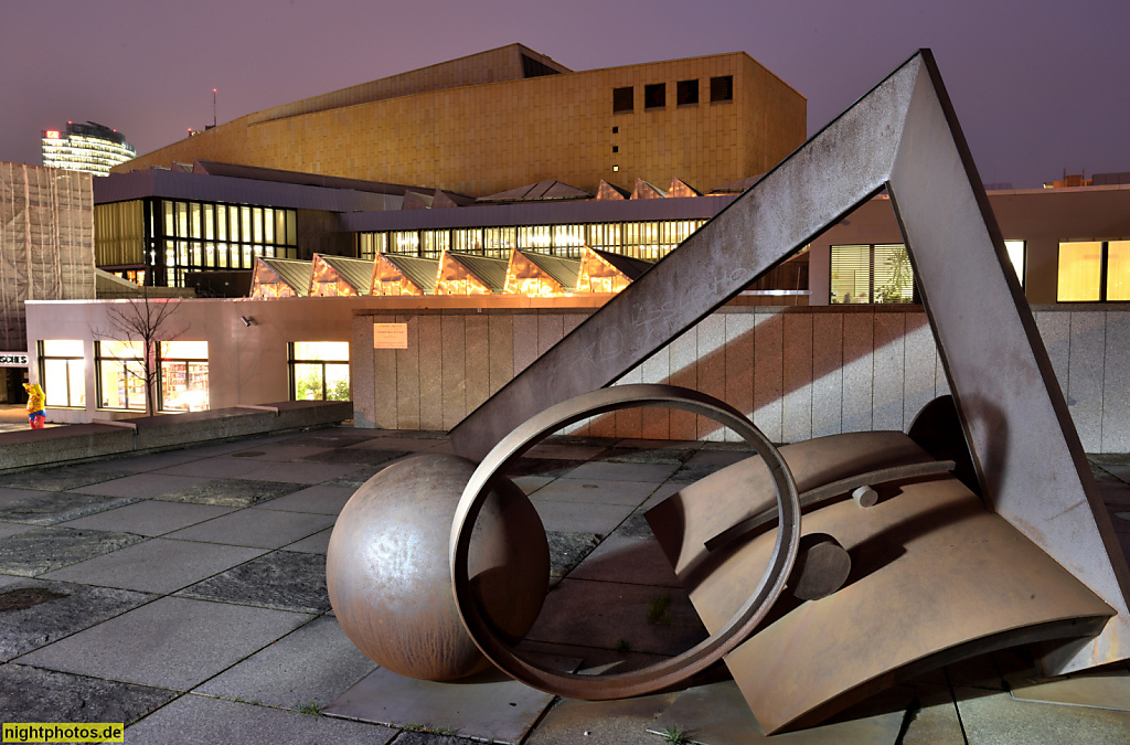 Berlin Mitte Tiergarten Ibero-Amerikanisches Institut seit 1976. Skulptur 'Constellation' von Bernhard Heiliger