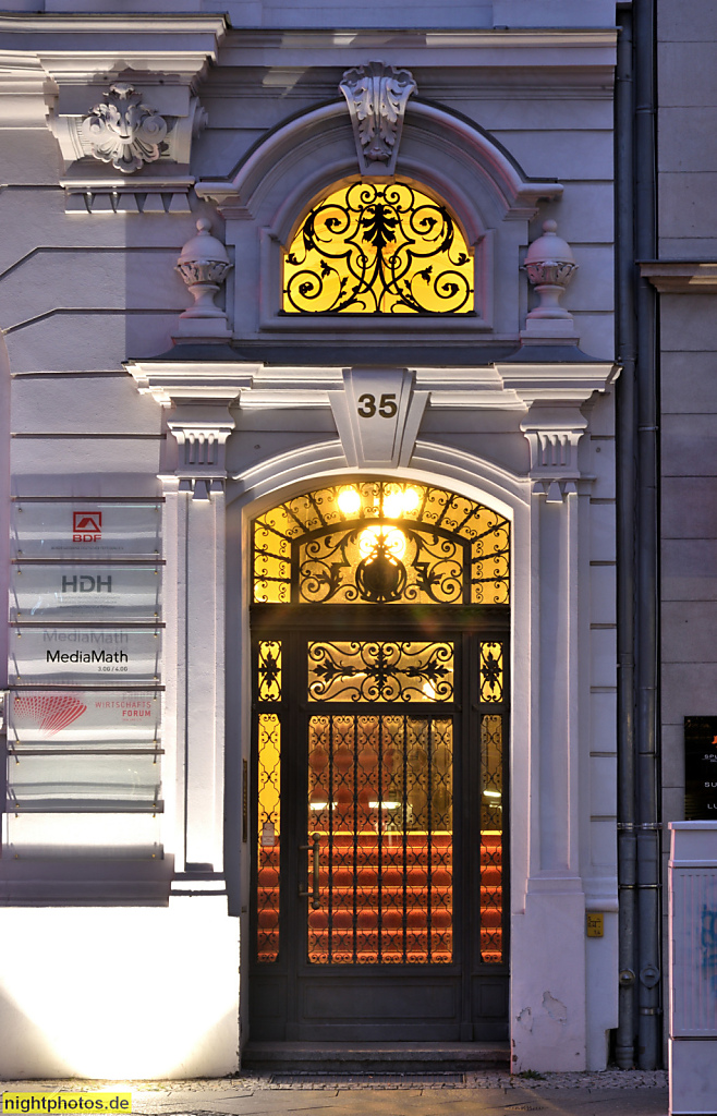 Berlin Mitte Dorotheenstrasse Nr. 35 erbaut 1895 für Preussische Hypothekenbank. Neobarocker Portikus