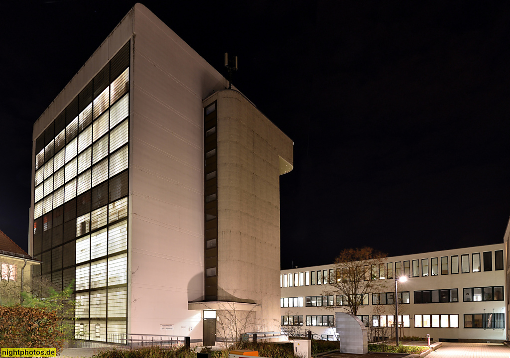 Berlin Dahlem Freie Universitaet. Magazinturm der Universitaetsbibliothek mit EDV-Abteilung