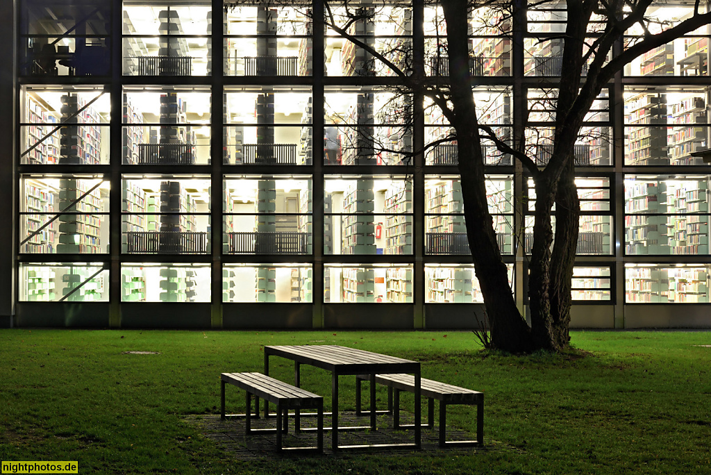 Berlin Dahlem Freie Universität. Magazinturm der Universitätsbibliothek mit EDV-Abteilung