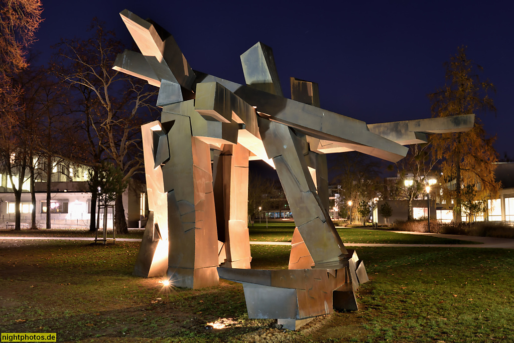 Berlin Dahlem Freie Universität Campus mit Skulptur 'Perspektiven' von Volker Bartsch 2006-2007