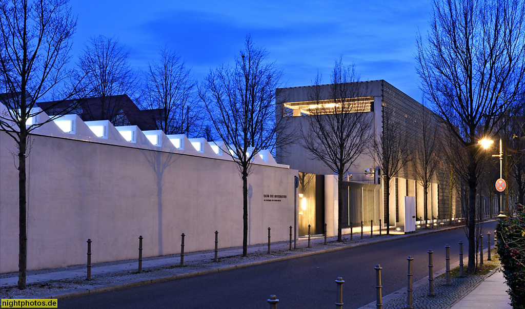 Berlin Tiergarten Gedenkstätte 'Raum der Information' erbaut 2018 von TRU Architekten. Dahinter Ehrenmal der Bundeswehr erbaut 2009 von Meck Architekten aus München