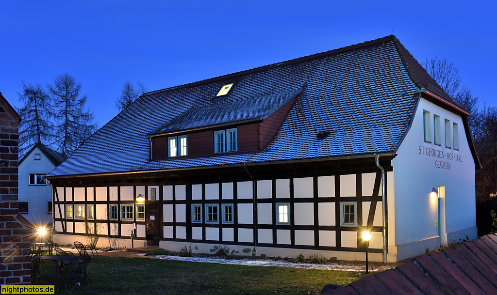 Bernau Sankt-Georgen-Hospital erbaut 1738 als Fachwerkhaus hinter historischer Backsteinmauer