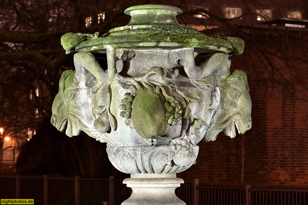 Berlin Mitte Sandsteinvase mit Bockskopf- und Fruchtmotiven im Köllnischen Park am Märkischen Museum. Kopie von Schloss Sanssouci. Bildhauer des Originals Friedrich Christian Glume 1746