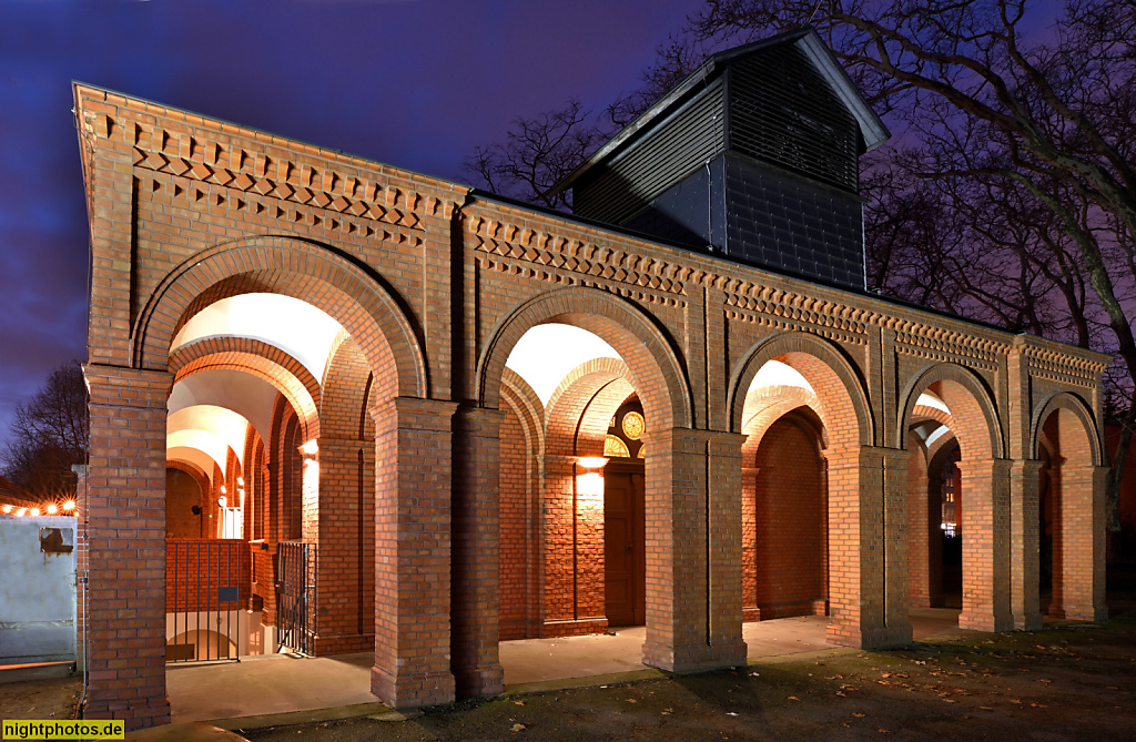 Berlin Neukölln Café 21gramm in der Friedhofskapelle des Kirchhofs der St Thomas Gemeinde. Erbaut 1870