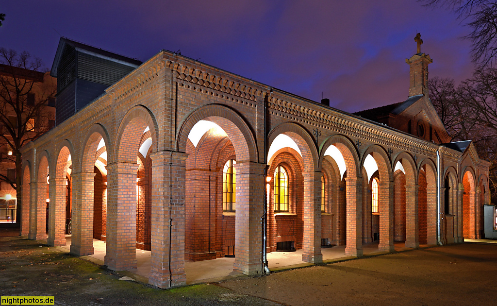 Berlin Neukölln Café 21gramm in der Friedhofskapelle des Kirchhofs der St Thomas Gemeinde. Erbaut 1870