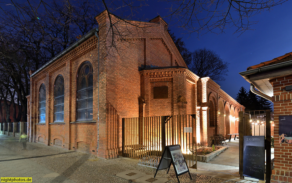 Berlin Neukölln Café 21gramm in der Friedhofskapelle des Kirchhofs der St Thomas Gemeinde. Erbaut 1870