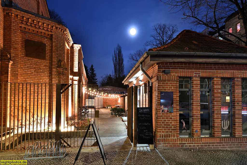 Berlin Neukölln Café 21gramm in der Friedhofskapelle des Kirchhofs der St Thomas Gemeinde. Erbaut 1870