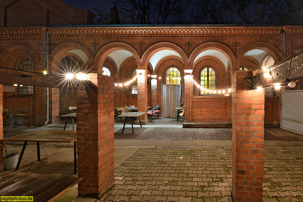 Berlin Neukölln Café 21gramm in der Friedhofskapelle des Kirchhofs der St Thomas Gemeinde. Erbaut 1870