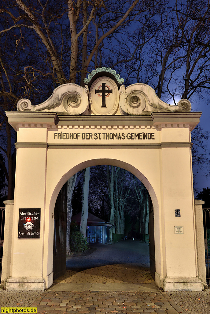 Berlin Neukölln Kirchhof der St Thomas Gemeinde. Sandsteinportal erbaut 1913 mit barocken Stilelementen