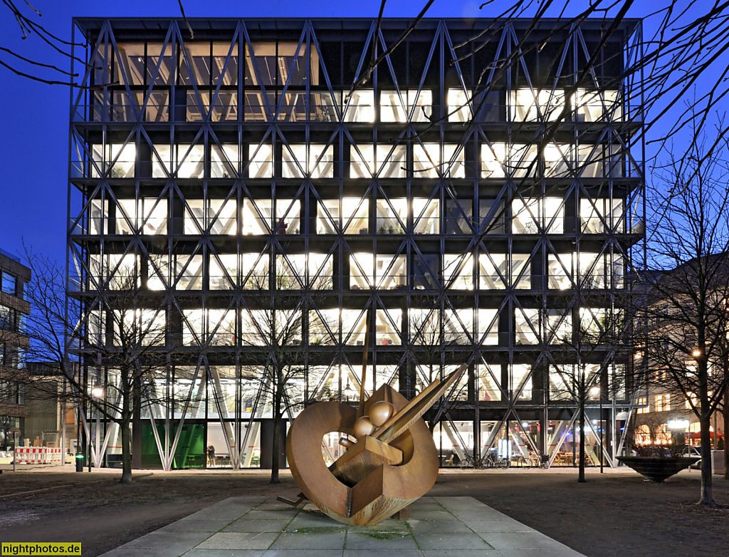 Berlin Kreuzberg TAZ-Verlagshaus erbaut 2018 von Architekturbuero E2A aus Zuerich. Kunstwerk 'Tilted donut wedge with two balls' von Fletcher Benton 2004
