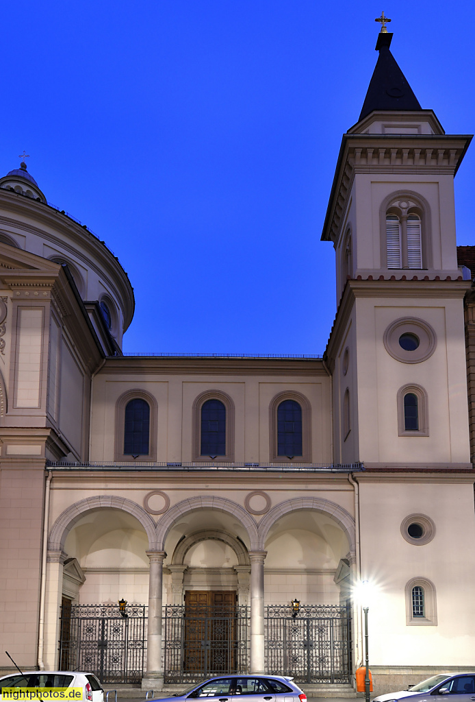 Berlin Kreuzberg Katholisch-Apostolische Kirche mit Gemeindehaus erbaut 1898-1901 von Carl Schröder im Stil der italienischen Renaissance mit Tambourkuppel. Eingangshalle und Glockenturm