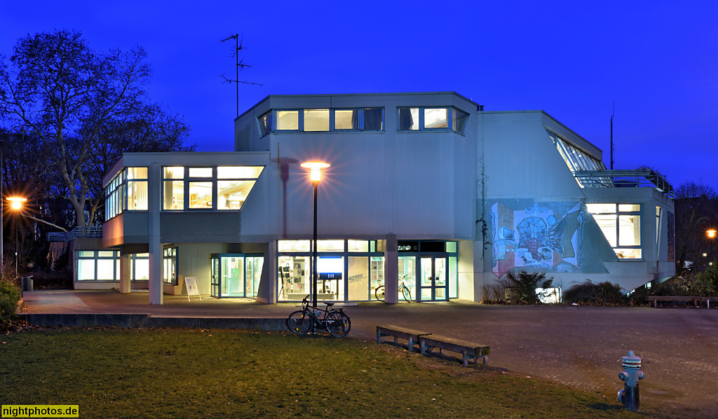 Berlin Tempelhof Bezirkszentralbibliothek Eva-Maria-Buch-Haus erbaut 1978 von Bodo Fleischer (Schüler von Hans Scharoun)