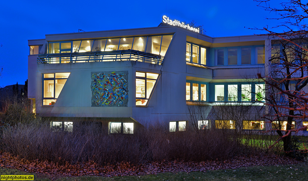 Berlin Tempelhof Bezirkszentralbibliothek Eva-Maria-Buch-Haus erbaut 1978 von Bodo Fleischer (Schüler von Hans Scharoun)